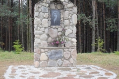 kapliczka bł. Celiny w Szumilinie z kamieni dworku w Laskowiczach  (2010)
