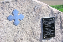 kamień z krzyżem profesyjnym i tablicą